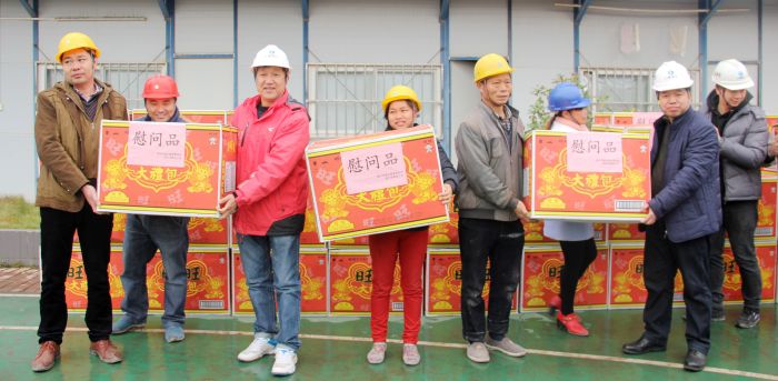 1515552096180001.jpg 003慰问团向现场务工职员发放慰问品.jpg