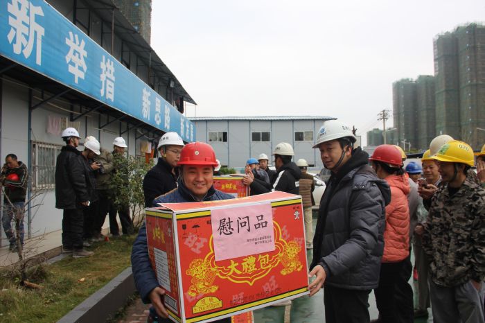 1515552111233103.jpg 004务工职员连上洋溢着幸福的笑容.jpg