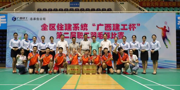 1568172058104050.jpg 3.2出席向导与公司代表队、礼仪队合影 700.JPG