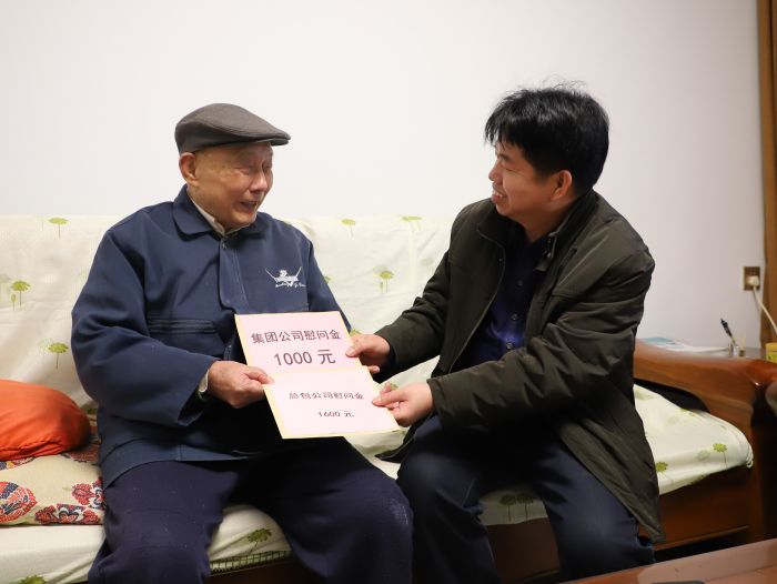 1579567388147728.jpg 岑廷义到鲍述明家中慰问2.jpg