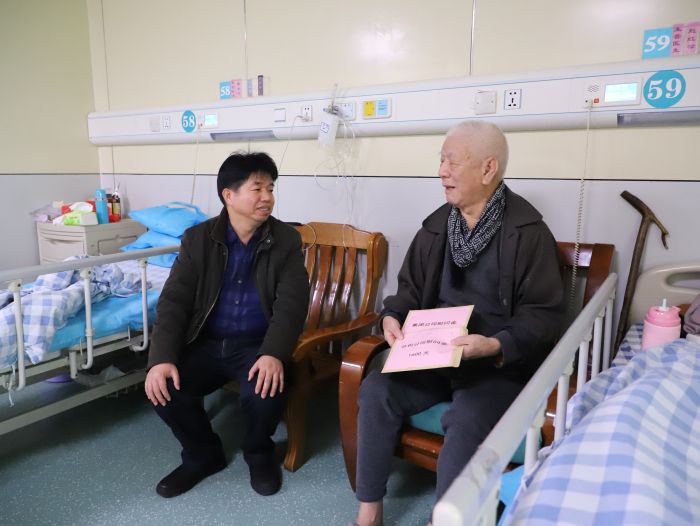 1579567408127197.jpg 岑廷义到医院慰问张建堂1.jpg