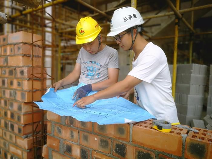 1589963010104253.jpg 4.3冯飞指导工人开展事情700.jpg