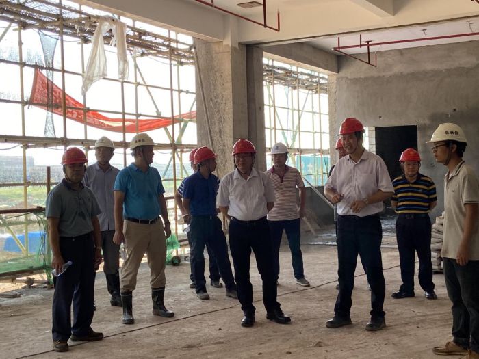 1595559766116499.jpg 1实地审查东B-1食堂建设情形。。。韦艳兰 摄.jpg