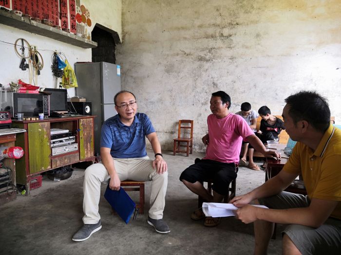 1603942040358067.jpg 04陆烜到结队帮扶贫困户家中走访1.jpg