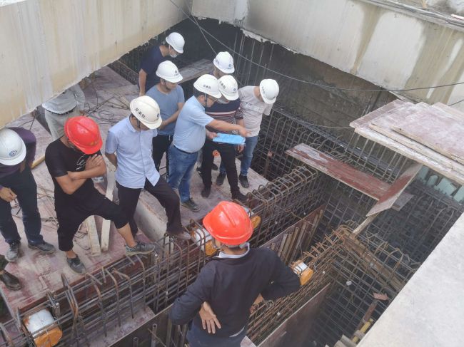 1607586517486689.jpg 2项目治理职员现场讨论手艺难点(修图).jpg