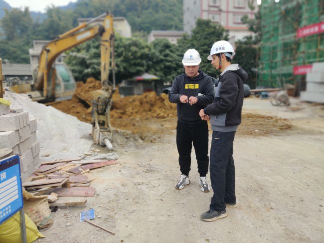 1609987892109601.jpg »ÆÐÞÊ飨×óÒ»£©ÕýÔÚºÍÇàÄê½»Á÷.jpg