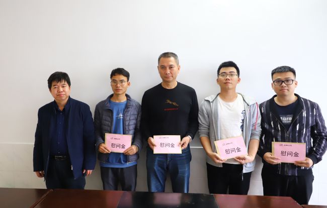 1618280154927377.jpg 发放慰问金.jpg