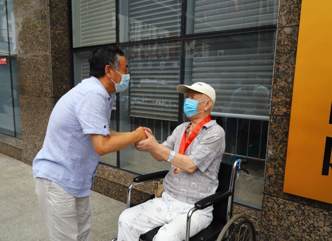 1626422003127124.jpg 与张建堂亲热攀谈(修图).jpg