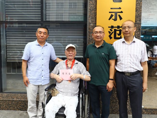 1626422011946699.jpg 慰问合影(修图).jpg