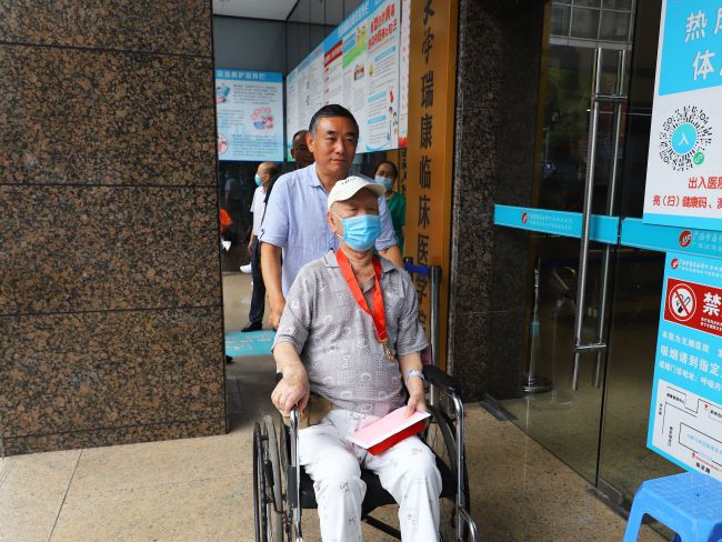 1626422019404498.jpg 汪启来送张建堂回病房(修图).jpg