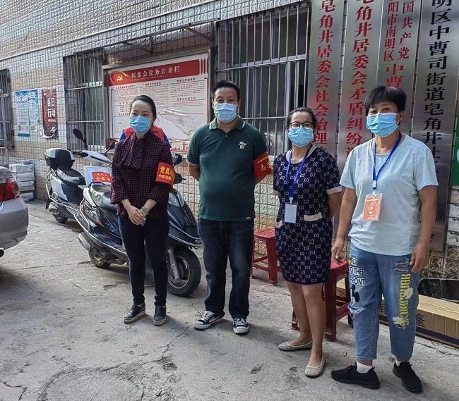 1663660527473005.jpg ×ܳаü¹«Ë¾Ô±¹¤¸¶º££¨×ó¶þ£©ÓëÉçÇøÊÂÇéÖ°Ô±ÔÚÒ»Æð£¨ÐÞͼ£©.jpg