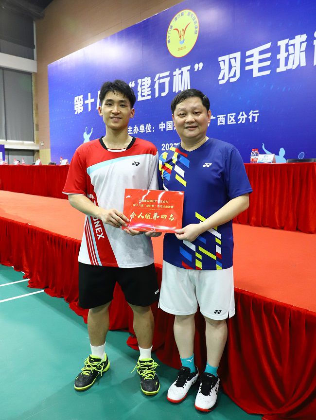 1684727131651888.jpg 黄鑫与集团公司副总司理赖榆合影留念0.jpg