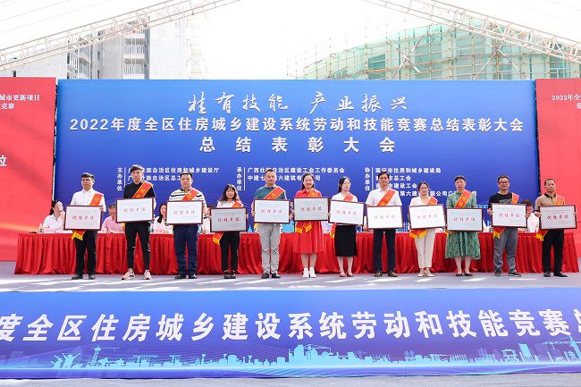 1685924183565781.jpg Èý·Ö¹«Ë¾µ³Ö§²¿Êé¼Ç¡¢¸±×Ü˾ÀíÀîÕñÊࣨ×óÈý£©ÉĮ̈ÁìÈ¡¡°ÓÅʤµ¥Î»¡±½±.jpg