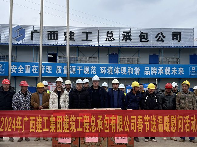 1706576607582607.jpg 慰问运动合影。。李伟燕 摄(修图).jpg