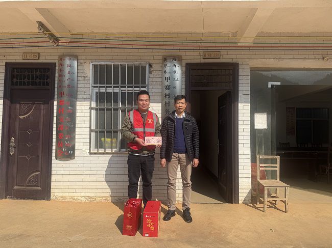 1736757763113806.jpg 慰问甲赛村驻村第一书记 650.jpg